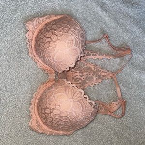 PINK by Victoria’s Secret Lightly Lined Front Clasping Lace Bra.